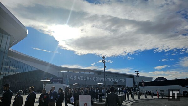 여러 국가의 취재진이 CES 2025 개막일인 1월 7일(현지시각) 미국 라스베이거스 컨벤션센터(LVCC) 입장을 위해 줄 서고 있다. / IT조선