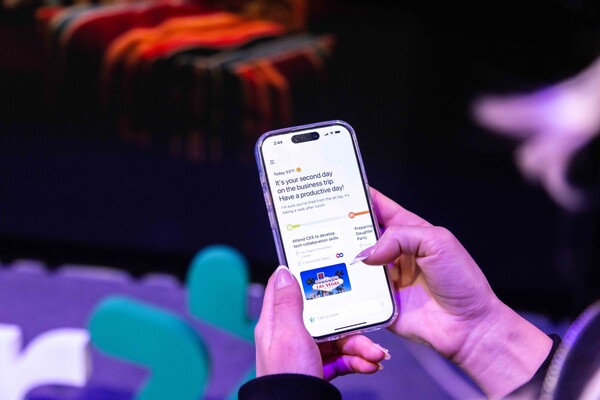 국제전자제품박람회(CES) 2025에서 공개된 에스터의 서비스 시연 장면. / SK텔레콤