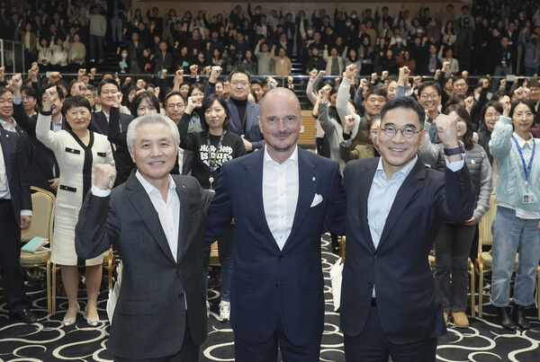 지난 6일 SC제일은행 본점에서 열린 임직원 신년 타운홀에서 이광희 SC제일은행장(맨 오른쪽), 박종복 SC그룹 시니어 어드바이저 (맨 왼쪽), 디에고 디 조르지 SC그룹 최고재무책임자(가운데)가 임직원들과 기념촬영을 하고있다 / SC제일은행