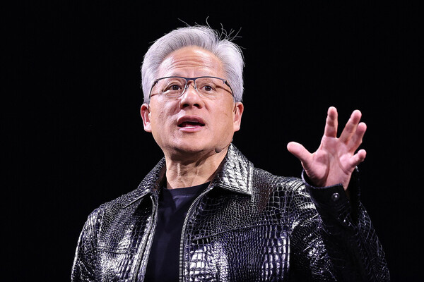 젠슨 황 엔비디아 최고경영자(CEO)가 'CES 2025' 개막을 하루 앞둔 6일(현지시각) 미국 네바다주 라스베이거스 만달레이베이 컨벤션센터에서 기조연설을 하고 있다. / 뉴스1