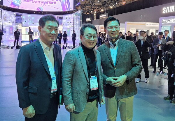 왼쪽부터 한종희 삼성전자 대표이사 겸 디바이스경험(DX)부문장 부회장, 유영상 사장, 임성택 삼성전자 한국총괄 부사장이 CES 2025 행사장에서 기념사진을 촬영하고 있다. / 뉴스1