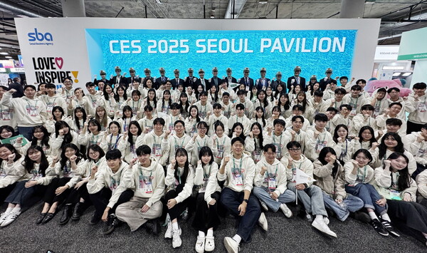 서울시는 7일(현시 시각) 오전 미국 라스베가스에서 열린 세계 최대 테크 전시회 CES 2025에 참가, 16개 기관(서울 소재 창업 기관, 대학, 구청)과 함께 '서울통합관'을 조성했다. 서울통합관 조성에 참여한 16개 기관 관계자와 대학생서포터즈가 서울통합관 개관식에서 기념 촬영을 하고 있다./서울경제진흥원
