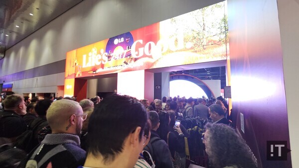 CES 2025가 개막한 1월 7일 미국 라스베이거스 컨벤션센터(LVCC) 센트럴홀 입구에 참관객이 입장하고 있다. / 변인호 기자