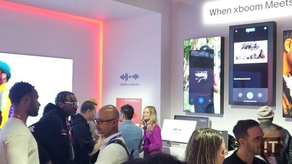 700만 구독자를 보유한 유튜버 아이저스틴(iJustine, 보라색 의상)이 LG전자 부스에서 LG전자가 힙합 그룹 블랙아이드피스의 리더인 윌아이엠(will.i.am)과 협업한 오디오브랜드 엑스붐(xboom) 존을 둘러보고 있다. / 변인호 기자