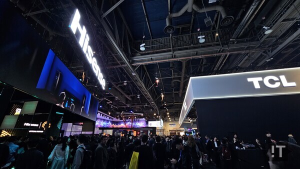 미국 라스베이거스 컨벤션센터(LVCC) 센트럴 홀에 위치한 하이센스 부스(왼쪽)와 TCL 부스 사이에 참관객이 몰려있다. / 변인호 기자