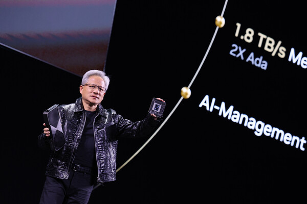 젠슨 황 엔비디아 최고경영자(CEO)가 세계 최대 IT(정보기술)·가전 전시회 'CES 2025' 개막을 하루 앞둔 6일(현지시간) 미국 네바다주 라스베이거스 만달레이베이 컨벤션센터에서 가진 기조연설에서 최신 인공지능(AI) 가속기 '블랙웰(Blackwell)'을 탑재한 지포스 RTX 50 시리즈 그래픽 카드를 공개하고 있다. / 뉴스1