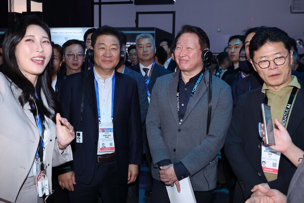 최태원 SK 회장이 세계 최대 정보기술(IT)·가전 전시회 'CES 2025’ 둘째 날인 8일(현지시간) 미국 네바다주 라스베이거스 컨벤션센터(LVCC)에 마련된 삼성전자 전시관을 방문해 한종희 삼성전자 대표이사 겸 DX부문장(부회장)과 전시관을 둘러보고 있다. / 뉴스1 