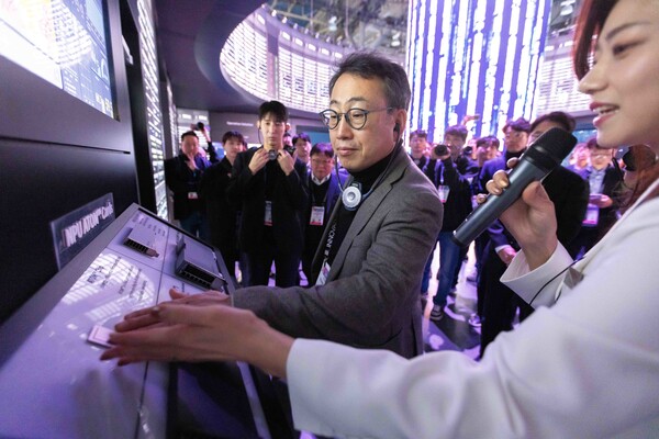 유영상 SK텔레콤 대표가 세계 최대 정보기술(IT)·가전 전시회 국제전자제품박람회(CES) 2025가 개막한 7일(현지시각) 미국 라스베이거스 컨벤션센터(LVCC)을 찾아 SK그룹 전시관을 참관하고 있다. / 뉴스1