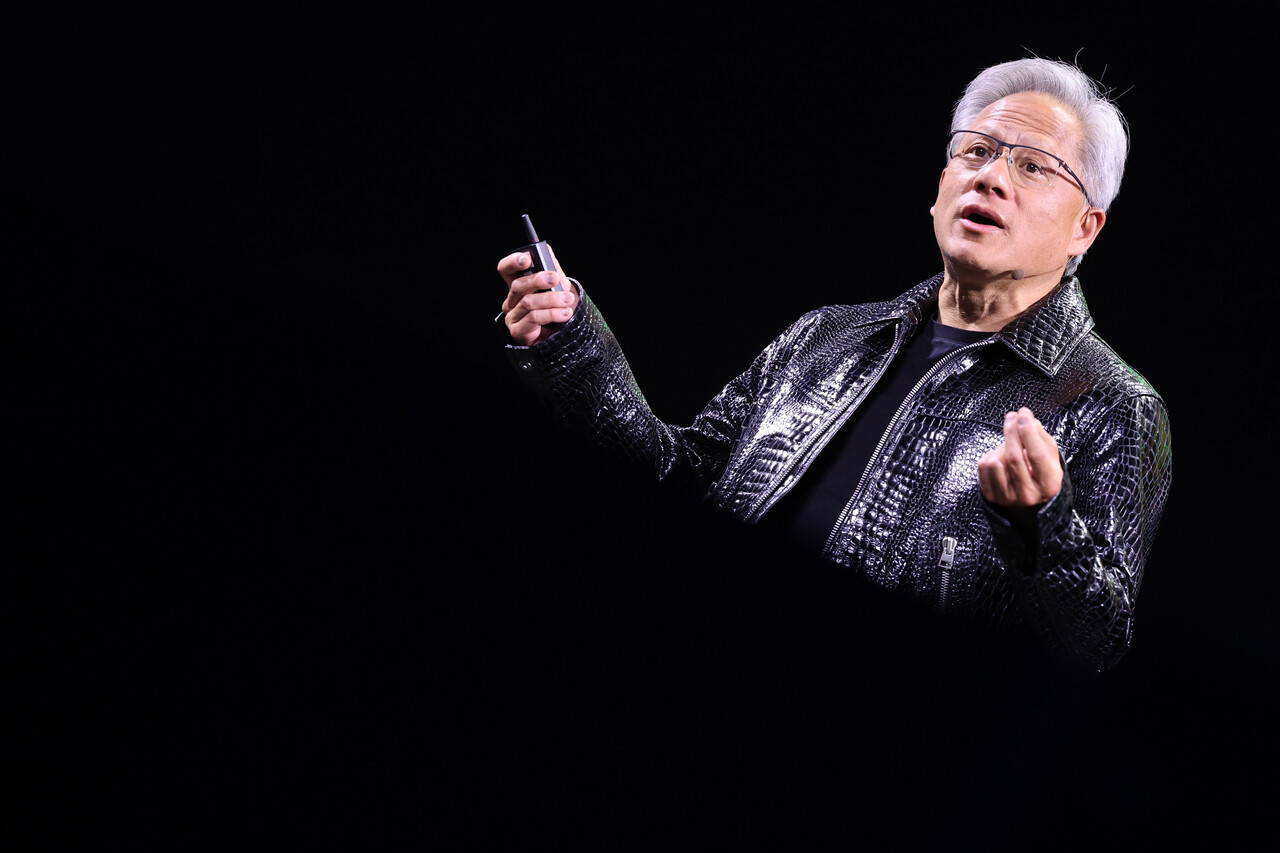 젠슨 황 엔비디아 최고경영자(CEO)가 세계 최대 가전·IT 전시회 CES 2025 개막을 하루 앞둔 6일(현지시각) 미국 네바다주 라스베이거스 만달레이베이 컨벤션센터에서 기조연설을 하고 있다. / 뉴스1