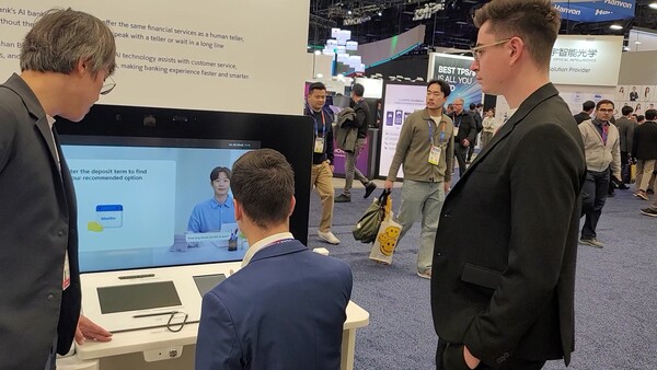 외국인 관람객이 신한은행 AI뱅커를 통한 은행업무처리를 체험하고 있다/한재희 기자