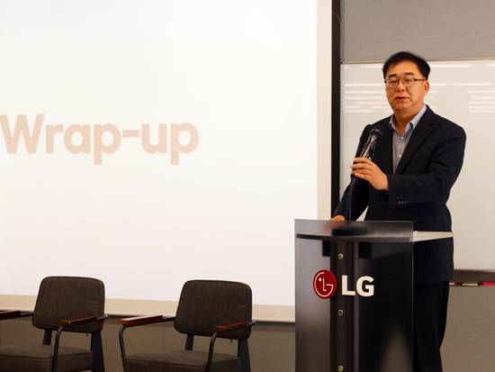 송구영 LG헬로비전 대표가 9일 상암 본사에서 열린 타운홀 미팅에서 임직원들에게 신년사를 밝히고 있다. / LG헬로비전