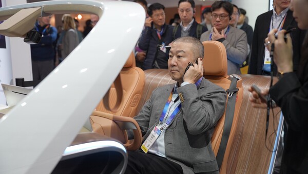 구자은 LS그룹 회장이 1월 9일(현지 시간) 미국 라스베이거스 ‘CES 2025’ 행사장에서 LG전자 전시관을 방문해 인공지능(AI) 기반 콘셉트 차량에 탑승했다. / LS그룹