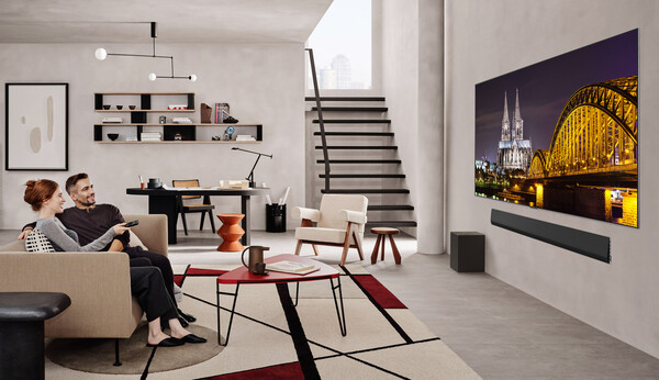 LG 올레드 에보(모델명: G5)가 집 안 공간에 조화롭게 배치된 모습. / LG전자