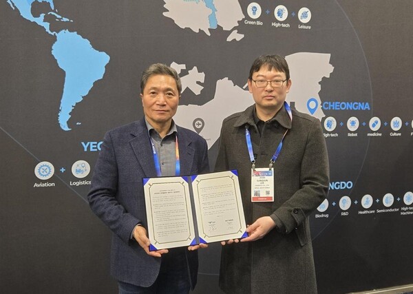 (왼쪽부터) 인천국제공항공사 이학재 사장과 피아스페이스 이성준 부사장이 CES 2025 현장에서 MOU를 체결한 후 기념촬영을 하고 있다. / 피아스페이스