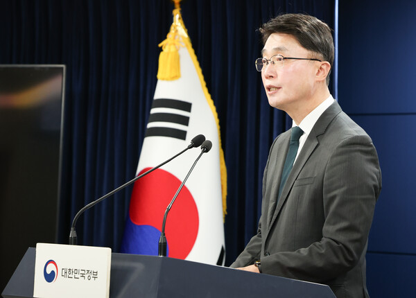 류제명 과학기술정보통신부 네트워크정책실장이 15일 서울 종로구 정부서울청사에서 알뜰폰 경쟁력 강화 방안 및 신규사업자 정책 관련 연구반 논의결과을 발표하고 있다. /뉴스1