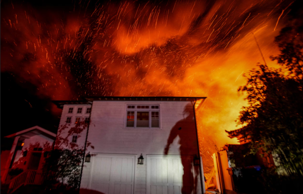 지난 8일(현지시각) 미국 캘리포니아주 로스앤젤레스(LA) 서쪽 팰리세이즈 지역에서 불이 난 가운데 강한 바람에 불씨가 날리고 있다 / 조선DB