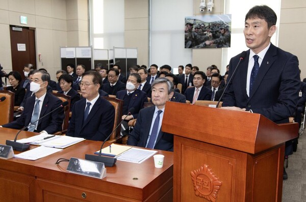 이복현 금융감독원 원장이 15일 오후 서울 여의도 국회에서 열린 윤석열 정부의 비상계엄 선포를 통한 내란 혐의 진상규명 국정조사특별위원회 제4차 전체회의에서 의원 질의에 답변하고 있다 / 뉴스1