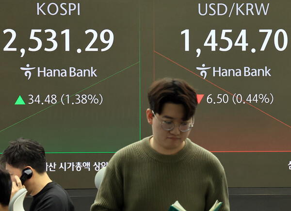 16일 오전 서울 중구 하나은행 본점 딜링룸 전광판에 증시가 표시되고 있다. 이날 코스피 지수는 전 거래일 대비 34.48p(1.38%) 오른 2,531.29, 달러·원 환율은 6.50원 내린 1,454.70원을 보이고 있다. /뉴스1