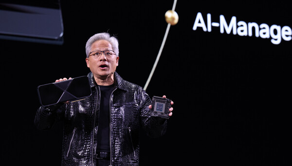 젠슨 황 엔비디아 최고경영자(CEO)가 세계 최대 IT(정보기술)·가전 전시회 'CES 2025' 개막을 하루 앞둔 6일(현지시간) 미국 네바다주 라스베이거스 만달레이베이 컨벤션센터에서 가진 기조연설에서 최신 인공지능(AI) 가속기 '블랙웰(Blackwell)'을 탑재한 지포스 RTX 50 시리즈 그래픽 카드를 공개하고 있다. / 뉴스1