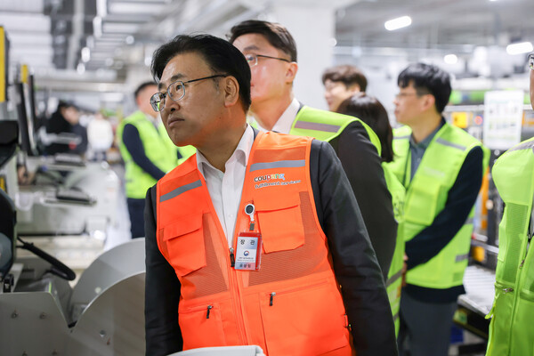 유상임 과학기술정보통신부 장관이 1월 15일 오후 경기도 화성시 쿠팡 동탄 물류센터를 방문, AI, 로봇 등 최첨단 ICT 기술이 접목된 물류 인프라를 둘러보고 있다. / 뉴스1