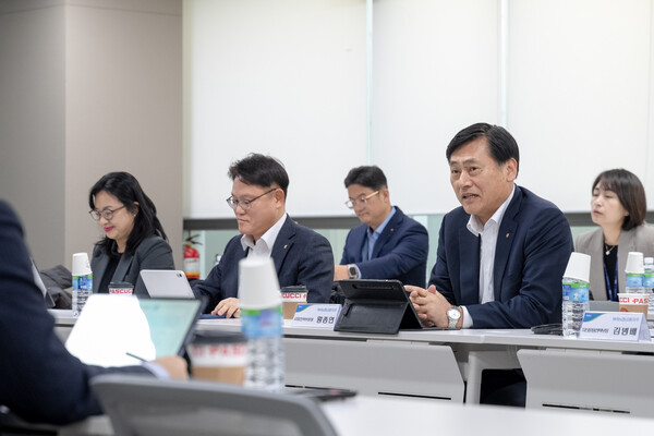 농협금융은 20일, 서울 중구 소재 본사에서 2025년 제1차 자산운용전략회의를 개최했다. 황종연 부사장이 자산운용전략회의를 주재하고 있다./농협금융