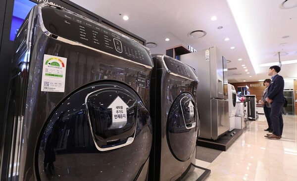 서울의 한 백화점에서 고객들이 세탁기를 살펴보고 있다. / 뉴스1