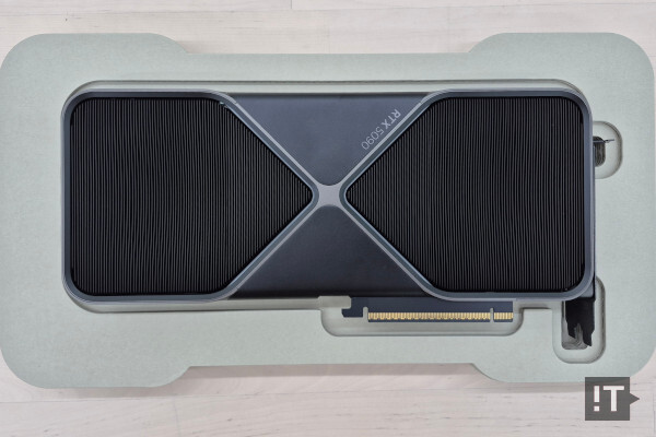 엔비디아 지포스 RTX 5090 파운더스 에디션 후면 / 권용만 기자