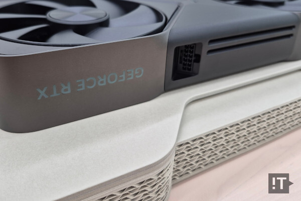 보조전원 입력에는 PCIe Gen5 케이블을 사용한다. / 권용만 기자