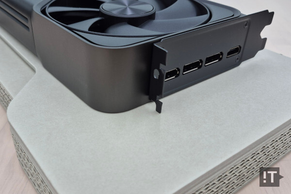 현존 최고 성능의 그래픽 카드임에도 두께는 ‘2슬롯’에 맞췄다. / 권용만 기자