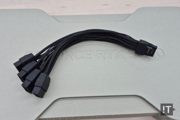 제품에 동봉된 PCIe 8핀-PCIe Gen 5 어댑터 / 권용만 기자