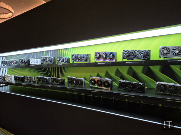 곧 판매가 시작될 파트너사들의 지포스 RTX 5090 그래픽카드들 / 권용만 기자