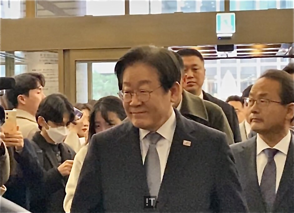 이재명 더불어민주당 대표가 20일 서울 은행회관에서 열린 ‘더불어민주당 은행권 현장 간담회’에 참석하기 위해 이동하고 있다. / 김경아 기자