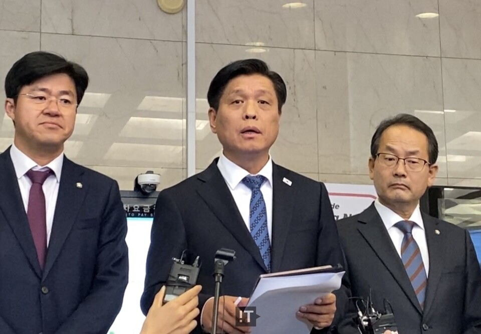 조승래 더불어민주당 수석대변인이 이날 간담회 후 기자들을 만나 간담회 내용을 브리핑하고 있다. / 김경아 기자