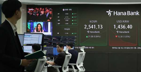 21일 오전 서울 중구 하나은행 본점 딜링룸 전광판에 증시 시황과 도널드 트럼프 미 대통령의 취임식이 방송되고 있다. 이날 코스피는 전 거래일 종가와 비교해 21.08포인트(p)(0.84%) 상승한 2541.13을 가리키고 있다. 서울외환시장에서 달러·원 환율은 전 거래일 주간거래 종가 대비 15.30원 하락한 1436.40원을 나타내고 있다. 