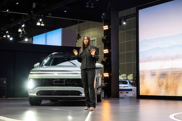 올라비시 보일(Olabisi Boyle) 현대자동차 북미권역 제품기획 및 모빌리티 전략 담당 전무가 11월 21일(현지 시간) 미국 LA 컨벤션 센터에서 열린 ‘2024 LA 오토쇼’에 참가해 ‘아이오닉 9’을 발표하고 있다. / 현대차