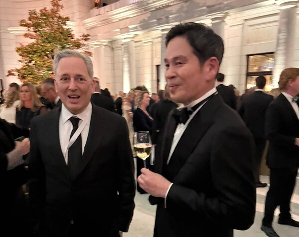 신세계그룹 정용진 회장이 20일 저녁(현지시간)에 열린 스타라이트 무도회에서 백악관 암호화폐 및 인공지능(ai) 정책 책임자로 임명 된 데이비드 삭스와 대화를 나누고 있다. / 신세계