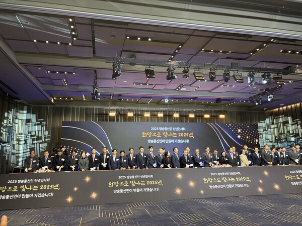 유영상 SK텔레콤 대표를 비롯한 귀빈들이 22일 서울 코엑스에서 열린 2025 방송통신인 신년인사회에 참석해 이야기를 나누고 있다. / 김광연 기자