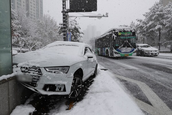 겨울철 빙판길 사고 등으로 인해 손해보험사들의 자동차보험 손해율이 급증했다 / 뉴스1
