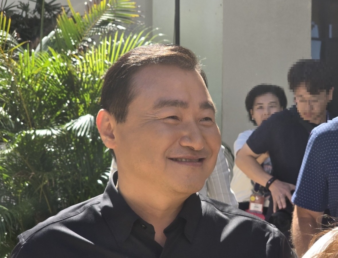 노태문 삼성전자 MX사업부장(사장)이 2024년 10월 21일(현지시각) 미국 하와이 웨일리아에서 열린 ‘스냅드래곤 서밋 2024’에서 기조 연설을 마친 후 행사장을 빠져나가고 있다. / 공동취재단