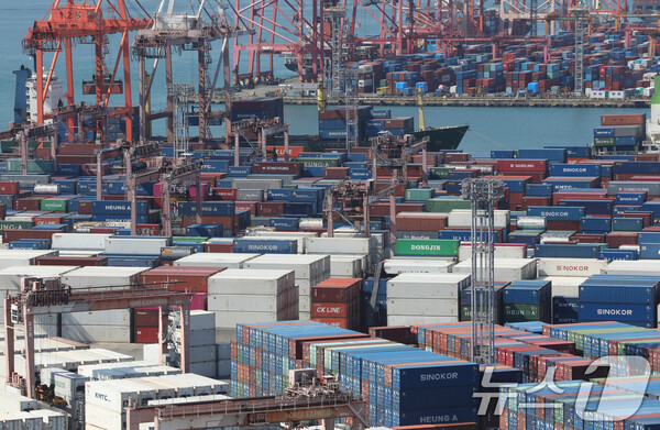 부산항 신선대부두와 감만부두 야적장에 컨테이너가 가득 쌓여 있다. 한국은행은 24일 3분기 경제성장률이 0.1%를 기록했다고 밝혔다./뉴스1