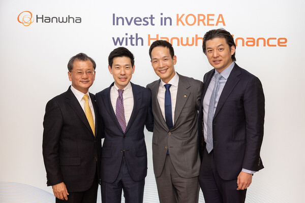 여승주 한화생명 대표이사 부회장(왼쪽 첫번째), 김동원 CGO 사장(오른쪽 두번째)과 도날드 탱 셀라돈 파트너스 대표이사(오른쪽 첫번째), 애셔 슈(Asher Hsu) 전무(왼쪽 두번째)가 스위스 다보스 한화 오피스에서 기념촬영을 하고 있다 / 한화생명