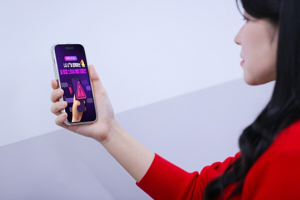 LG유플러스 임직원이 스미싱 예방 가이드라인을 확인하고 있다. / LG유플러스