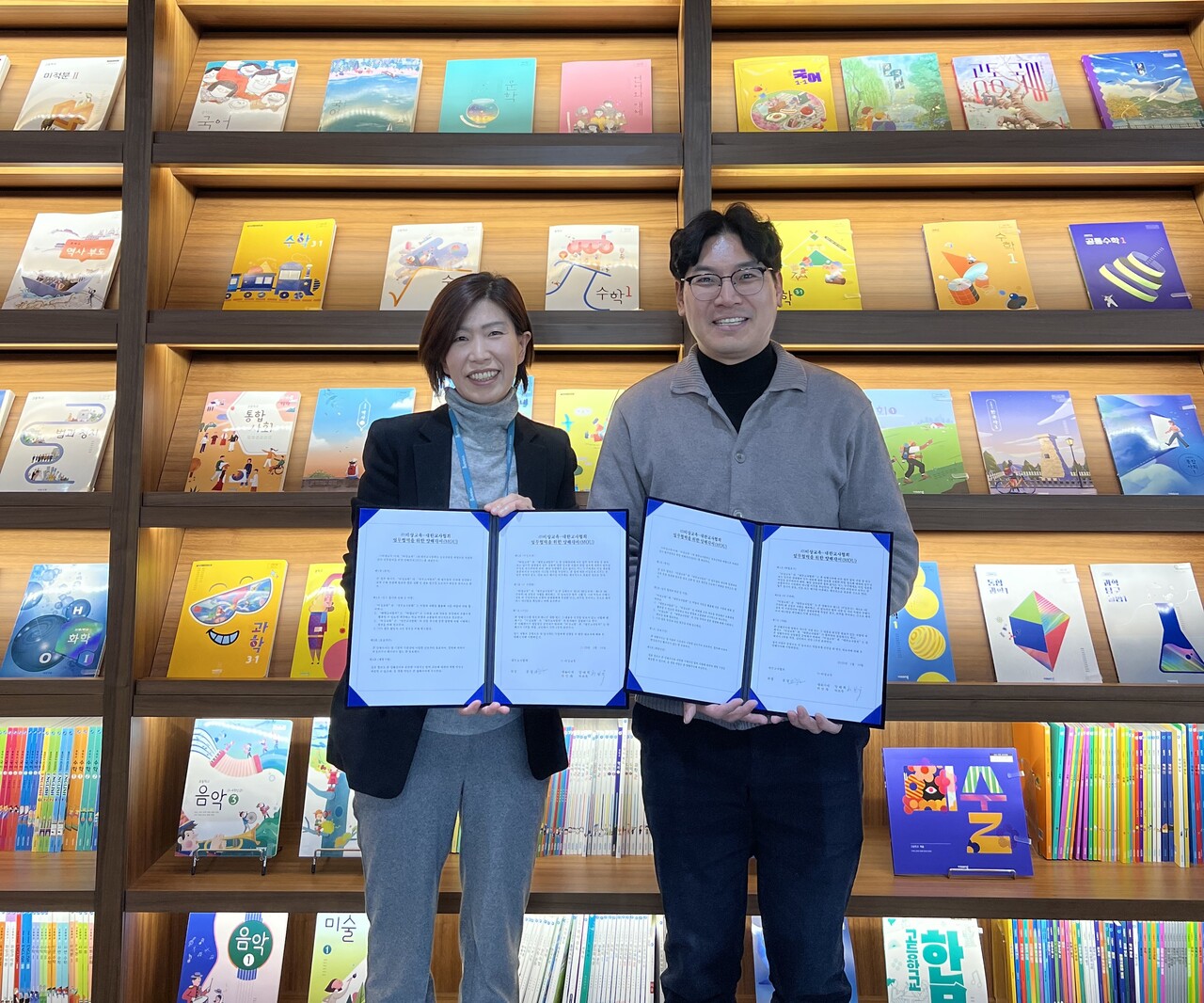 허보욱 비상교육 콘텐츠 혁신 그룹장(왼쪽)과 송성근 대한교사협회장이 비상교육 본사에서 업무협약을 체결한 뒤 기념 촬영을 하고 있다. / 비상교육