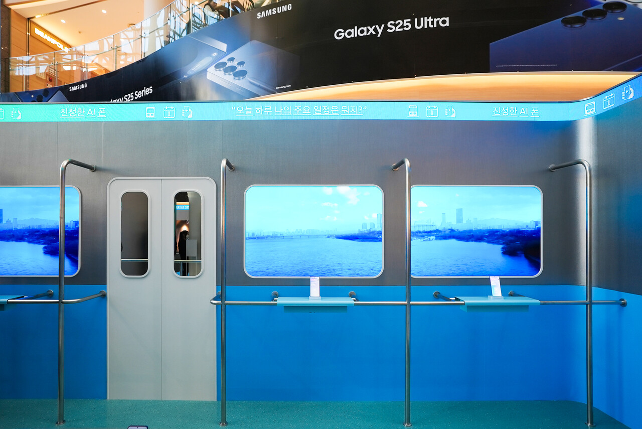 지하철 콘셉트로 꾸며진 갤럭시 스튜디오. / 홍주연 기자