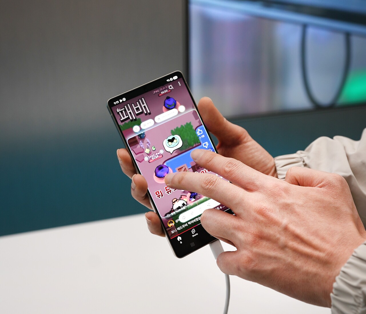 '게임 스테이션'에서 제휴 게임 '브롤스타즈'를 플레이 하는 모습. / 홍주연 기자