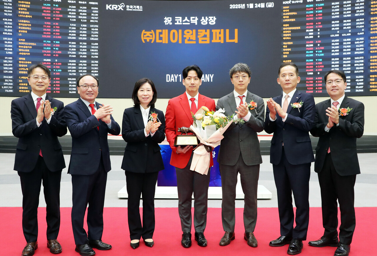 24일 오전 서울 영등포구 한국거래소에서 열린 데이원컴퍼니 코스닥시장 상장기념식에서 상장기념패 전달 후 김대영 한국IR협의회 부회장(왼쪽부터), 강왕락 코스닥협회 부회장, 이미현 한국거래소 코스닥시장본부장보, 이강민 데이원컴퍼니 대표이사, 박지웅 데이원컴퍼니 의장, 강성범 미래에셋증권 부사장, 이기덕 삼성증권 상무가 기념촬영을 하고 있다. / 한국거래소