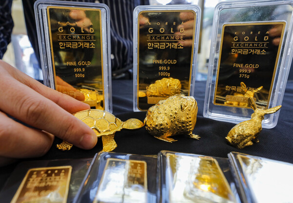 서울 종로구 한국금거래소에서 직원이 금 관련 제품을 정돈하는 모습./ 뉴스1