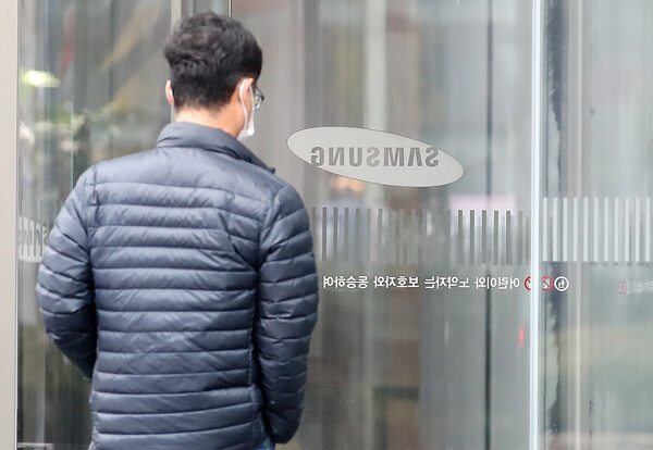 삼성전자 서초사옥 문앞을 한 직원이 지나가고 있다. / 뉴스1