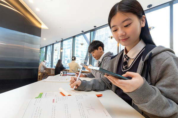 모델이 KT 인공지능(AI) 문제풀이 ‘콴다’ 구독 서비스를 이용하고 있다. / KT