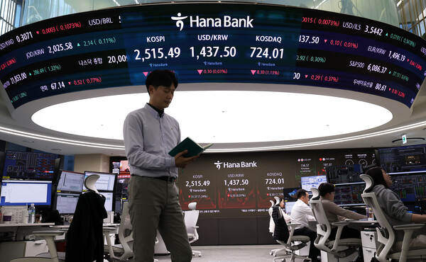 서울 중구 하나은행 딜링룸 전광판 / 사진 = 뉴스1